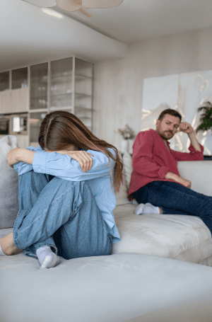 Tensions dans le couple : deux personnes silencieuses, l'air préoccupé, montrant un besoin de reconnexion